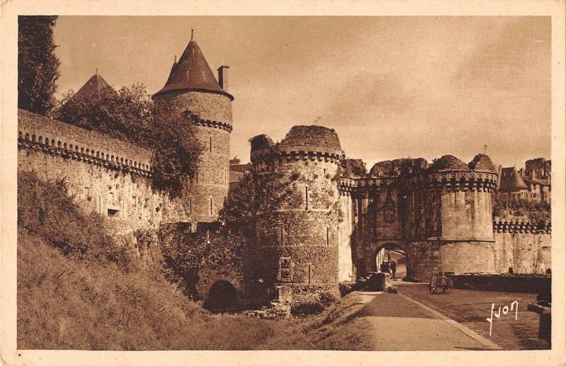 BF9834 fougeres le chateau porte notre dame france     France