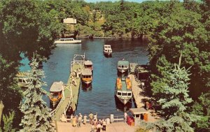 WISCONSIN DELLS, Wisconsin WI   MUNICIPAL BOAT LANDING  Tourists~Booth  Postcard