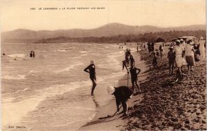 CPA Le LAVANDOU - La Plage Pendant les Bains (635228)