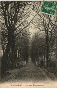 CPA DOULLENS Une des Promenades (19069)