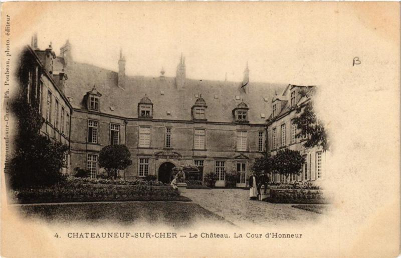 CPA Chateauneuf-sur-Cher Le Chateau. La Cour d'Honneur (613115)