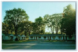 c1960 Leon's Knotty Pine Motel Exterior Bennington Vermont VT Vintage Postcard