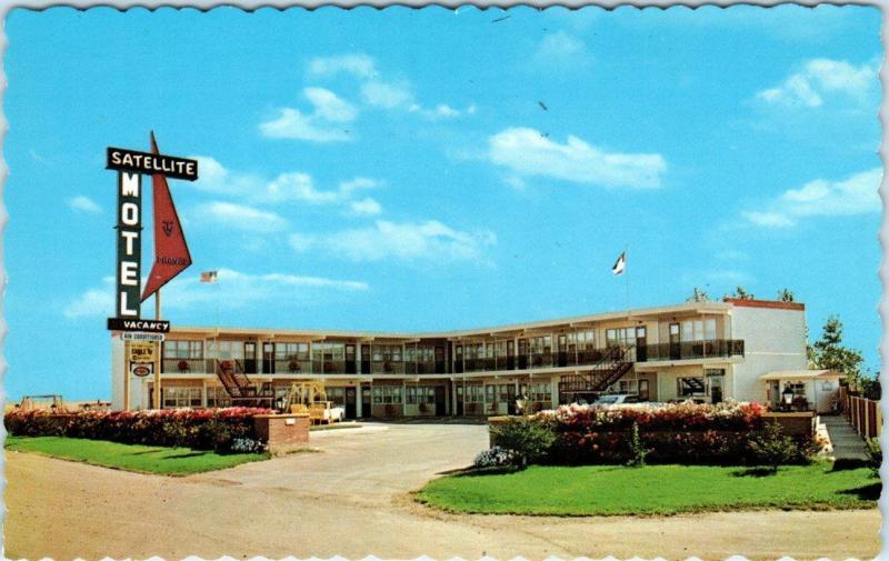 MEDICINE HAT, Alberta  Canada   Roadside SATELLITE MOTEL  ca 1960s  Postcard