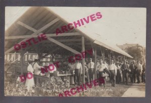 Sioux Falls SOUTH DAKOTA RPPC 1912 FARMERS MARKET Shoppers Buying Produce CROPS