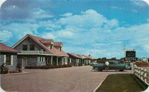 Arizona Autos Country Manor Hotel roadside 1950s Postcard Dexter 20-12768