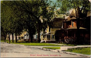 View of Broad Street South, Grinnell IA Vintage Postcard T41