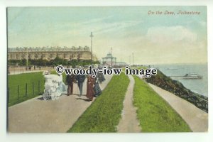 tp9591 - Kent - Family Outing, walking along the Lees, at Folkestone - postcard 