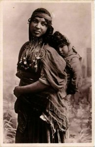 CPA AK Afrique du Nord Femme du Sud et son enfant TUNISIE (822152)