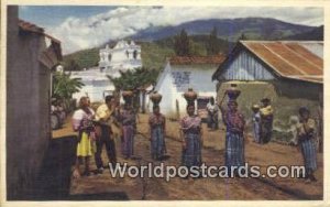 Guatemalan women carrying water home, Mujeres Guatemaltecas acarreando agua p...