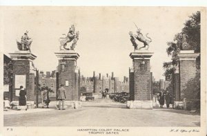 Middlesex Postcard - Hampton Court Palace - Trophy Gates - Ref 19450A