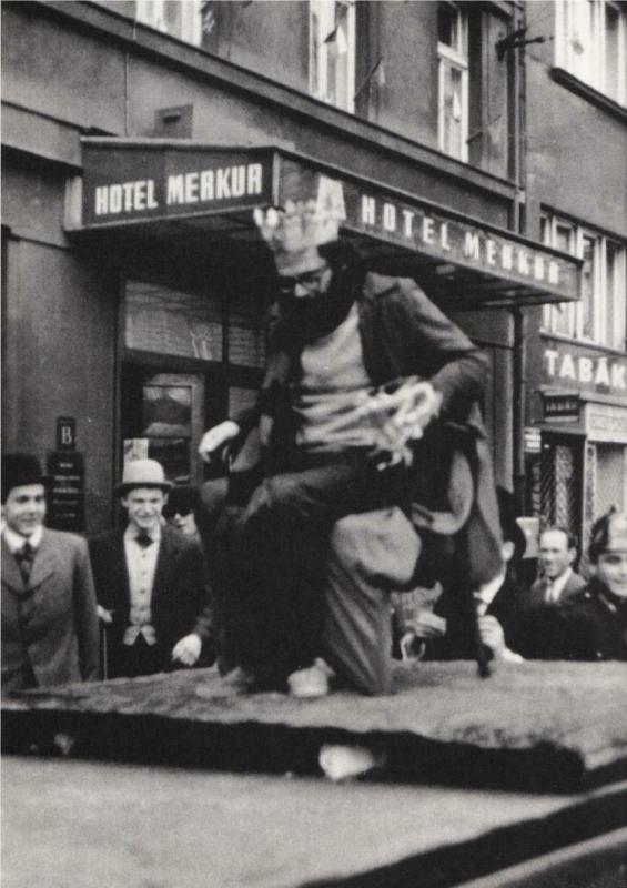 Allen Ginsberg in Prague as May King in 1965 Modern Postcard