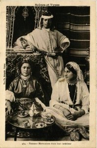 CPA AK Femme Marocaines dans leur interieur MAROC (825027)