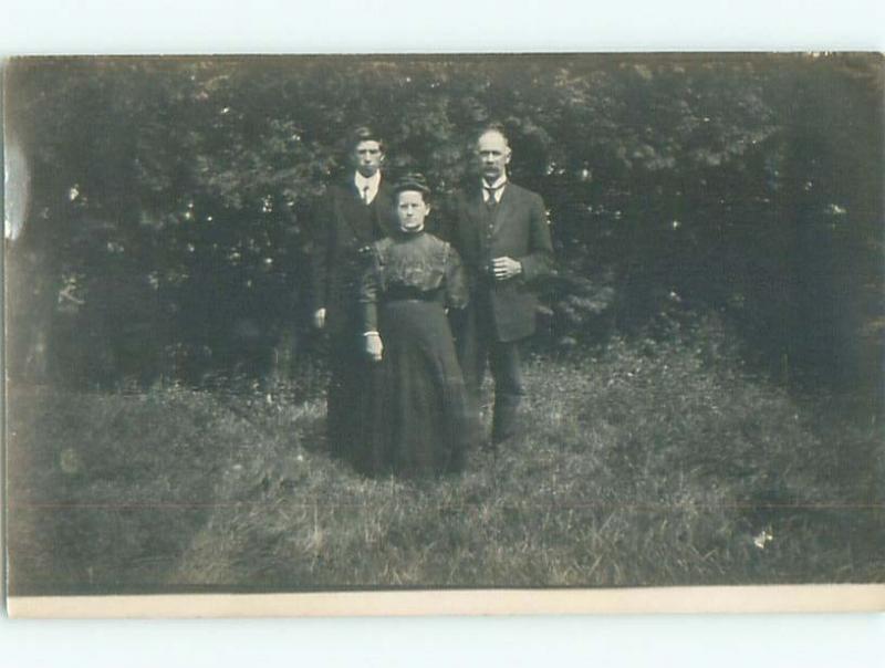 rppc Pre-1920's PEOPLE STANDING BY THE HEDGE AC7997