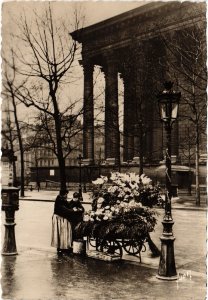 CPM PARIS Place de la Madeleine Marchande de fleurs (1242538)