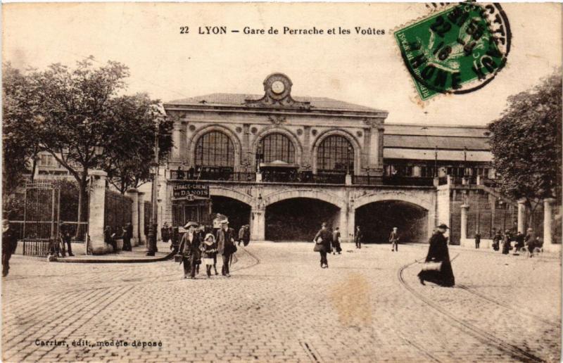 CPA LYON-Gare Perrache et les Voutes (426695)