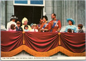 postcard Queen Elizabeth, Prince Philip and Royal Family on balcony Buckingham