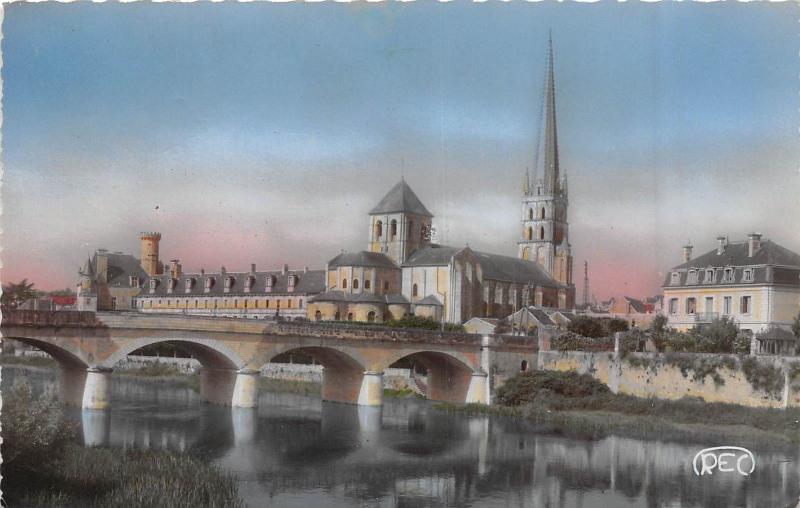 BR17603 St Savin Sur Gartemoe l eglise et le pont neuf   france