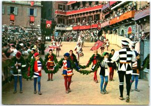 VINTAGE POSTCARD CONTINENTAL SIZE THE PALIO COMMUNUAL PAGES AT SIENA ITALY