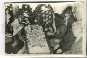 3172839 FUNERAL wreaths COFFIN old Soviet REAL PHOTO