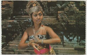 VINTAGE POSTCARD BEAUTIFUL LADY OF BALI INDONESIA