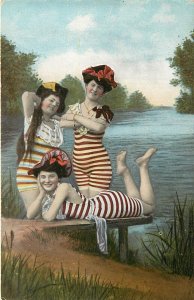 Postcard Affectionate Women on Pier in Old Fashioned Bathing Suits Serie 1065