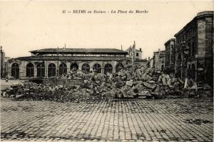 CPA Reims en Ruines - La Place du Marche (742693)