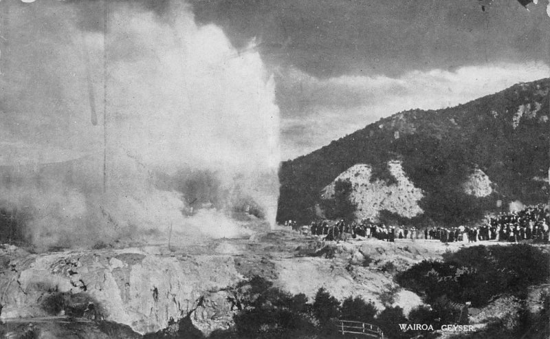 WAIROA GEYSER NEW ZEALAND POSTCARD (c. 1910)