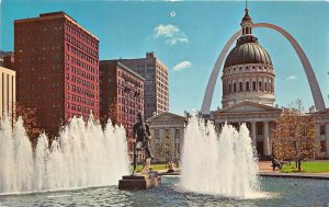 US2 USA St. Louis MO. Henry J. Kiener Fountain The runner Old courthouse