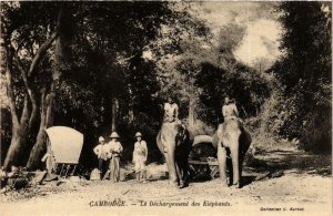 CPA AK Cambodge - Le Dechargement des Elephants INDOCHINA (967403)