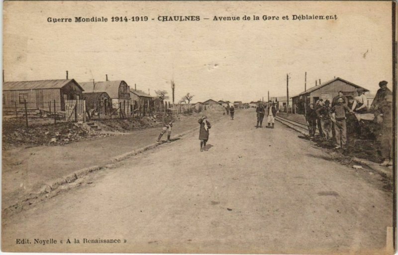 CPA Guerre CHAULNES Avenue de la Gare et Déblaiement (19128)