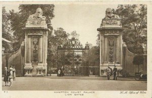 Middlesex Postcard - Hampton Court Palace - Lion Gates - Ref TZ1953