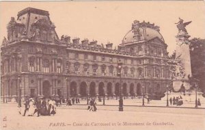 France Paris Cour du Carousel et le Monument de Gambette