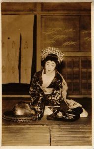 PC CPA geisha girl performing real photo postcard JAPAN (a14556)