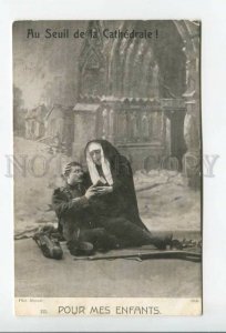 432417 WWI nurse and dying soldier Vintage Lapina postcard
