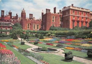 Bg32769 hampton court palace middlesex the pond garden  uk