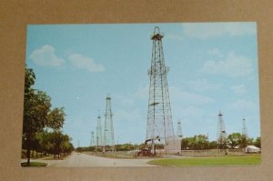 VINT POSTCARD UNUSED  - OIL WELLS ON STATE CAPITOL GROUNDS, OKLAHOMA CITY, OKLA.