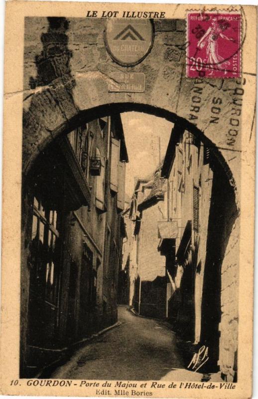 CPA Le Lot - GOURDON - Porte du Majou et Rue de l'Hotel-de-Ville (223869)