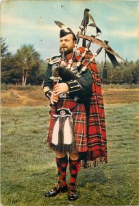 Ethnic types & scenes Postcard Bagpipes player Scottish kilt folk outfit