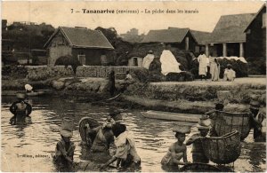 PC TANANARIVE LE PECHE DANS LES MARAIS ETHNIC TYPES MADAGASCAR (a30237)