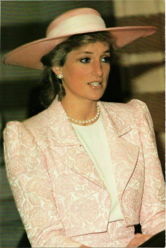 CPM AK HRH Diana Princess of Wales BRITISH ROYALTY (836506)