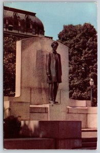Springfield IL~O'Conner's Lincoln Statue @ State Capitol Bldg~Vintage Postcard