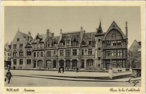 CPA AMIENS place de la Cathedrale (118496)