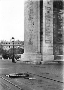 B73024 la tombe du soldat inconnu arc de triomphe Paris France