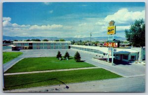 Roadside View~Montpelier Idaho~Crest Motel Entrance & Sign~Vintage Postcard