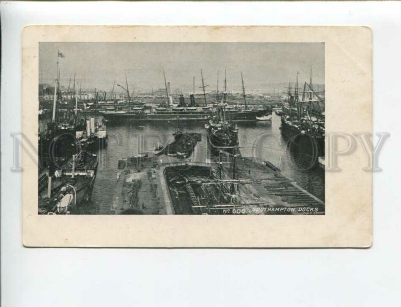 3173991 UK SOUTHAMPTON DOCS ships Vintage postcard