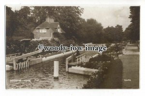 tq1700 - Bucks - Early View of Sonning Lock, Cottage and it's Keepers - postcard