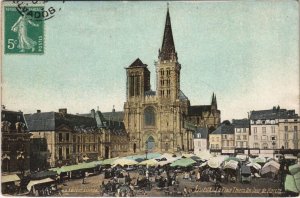 CPA LISIEUX La Place Thiers un Jour de Marche (1227556) 