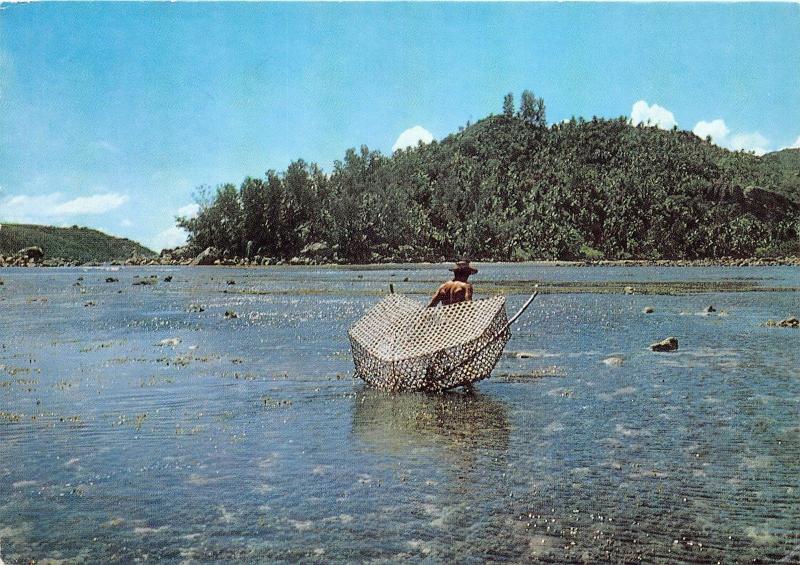 BG9318 setting a fishing trap in west mahe peche  types  seychelles