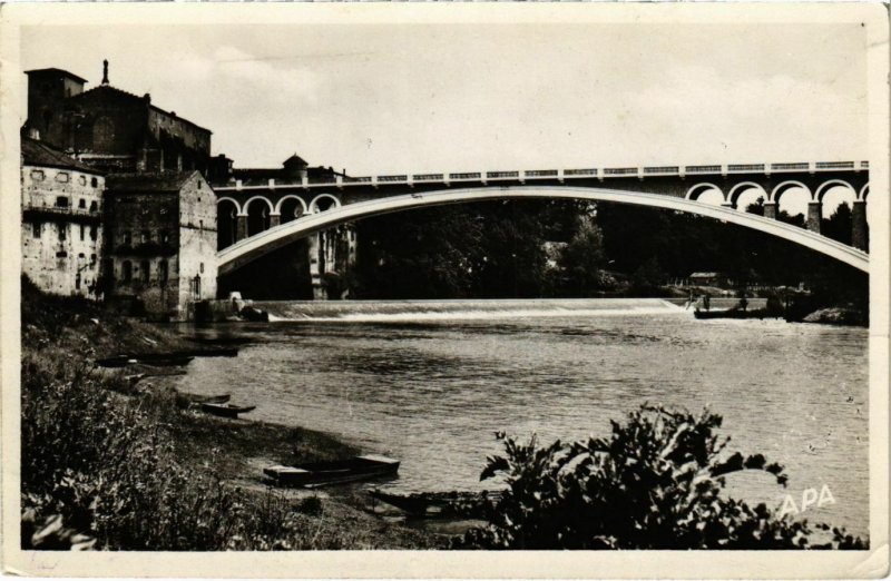 CPA Gaillac Le Pont s le Tarn et l'Abbaye St-Michel FRANCE (1016365)