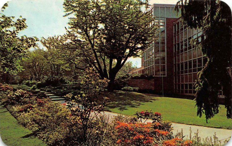 MI, East Lansing  MICHIGAN STATE UNIVERSITY Library & Gardens  c1960's Postcard